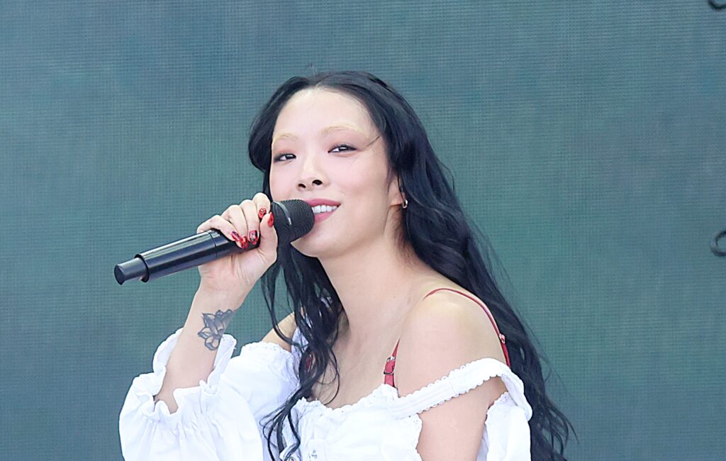 rina-sawayama-shares-new-remix-of-‘imagining’-with-amaarae