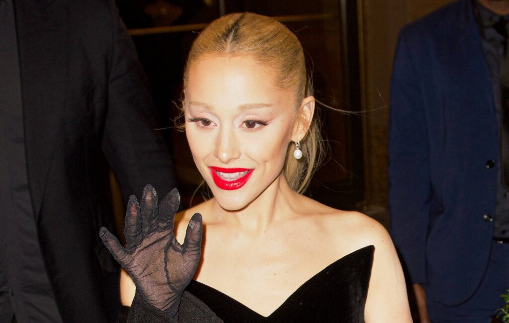 ariana-grande-reportedly-signs-new-management-deal-after-parting-ways-with-scooter-braun