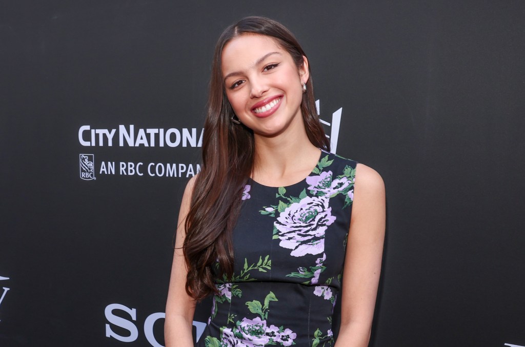 olivia-rodrigo-sings-haunting,-misty-mountain-version-of-‘can’t-catch-me-now’-on-‘the-late show’