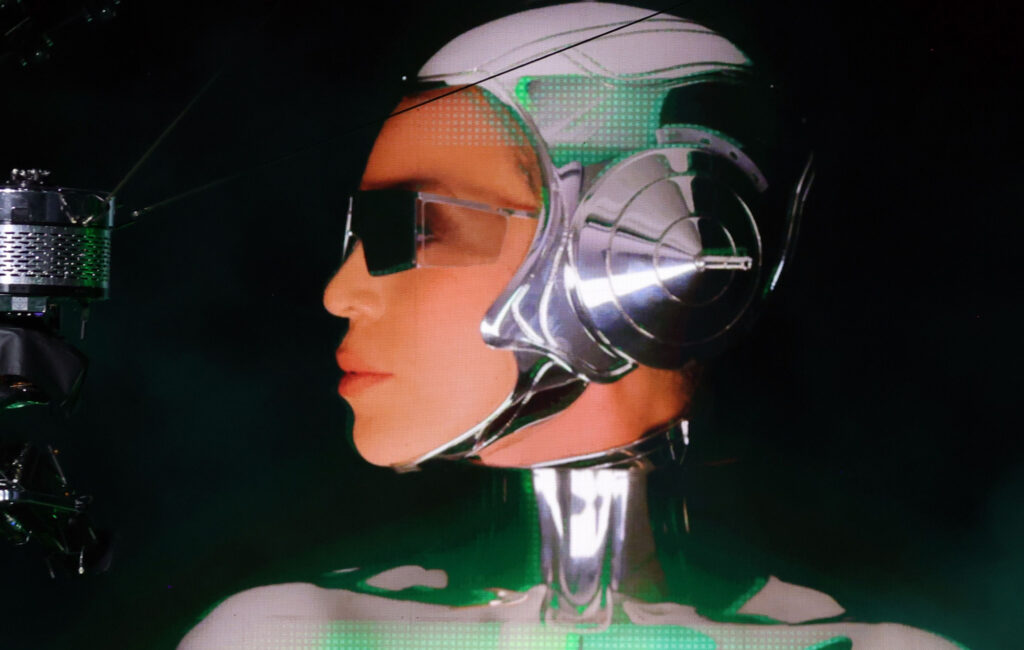 beyonce-accused-of-copying-japanese-designer-for-‘renaissance’-tour-robot-headpiece