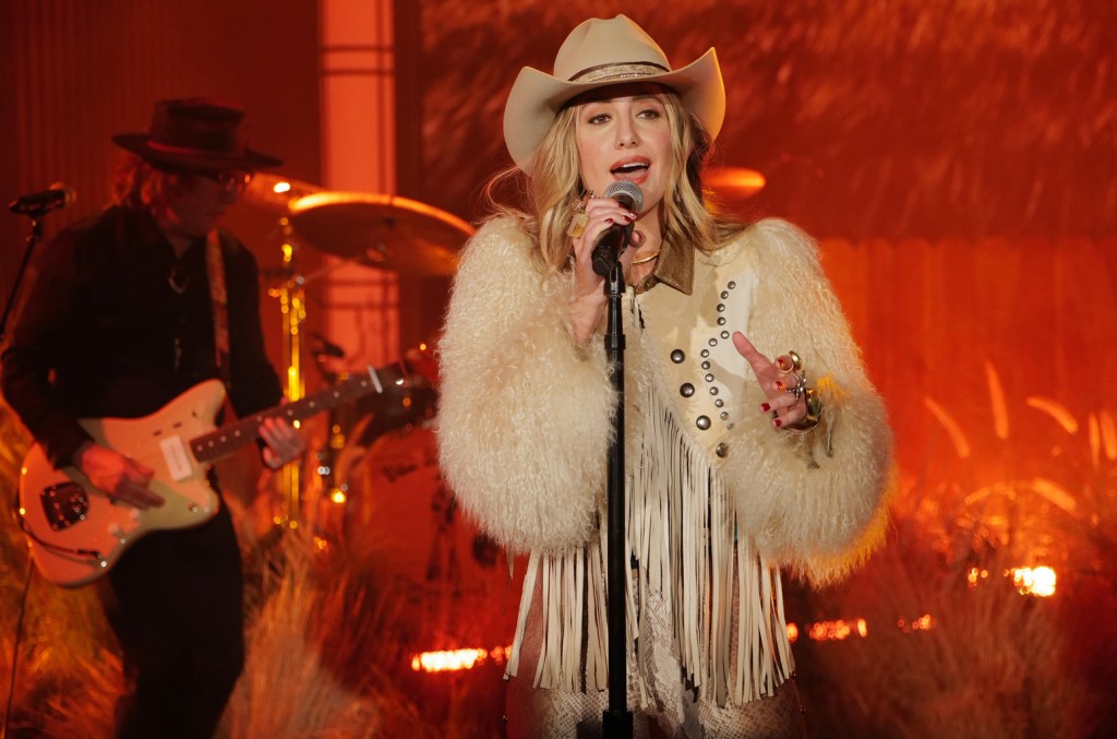 lainey-wilson-makes-her-late-night-tv-debut-in-a-custom-cowboy-hat:-shop-the look