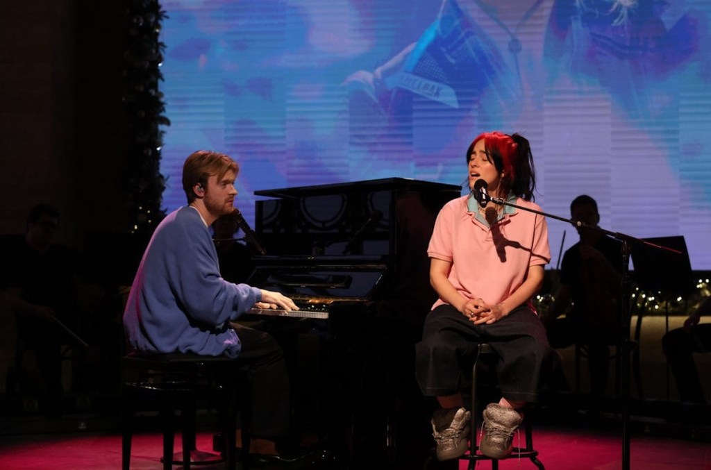 billie-eilish-gives-emotional-performance-of-‘barbie’-song-‘what-what-i-made-for?’-on-‘snl’:-watch