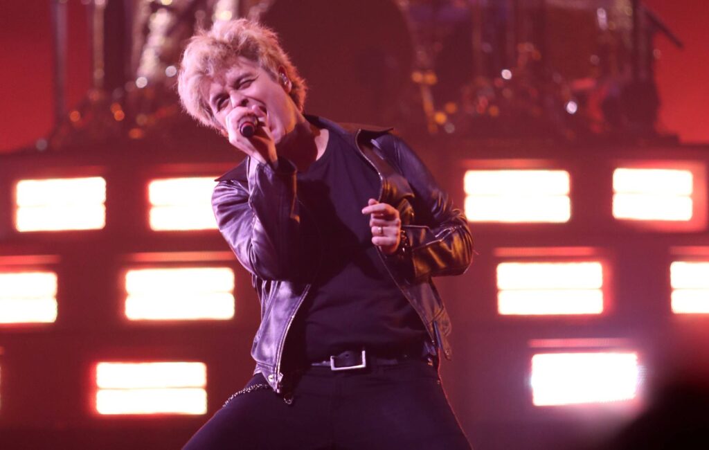 watch-“masters-at-work”-green-day’s-recording-of-‘dilemma’-in-the-studio