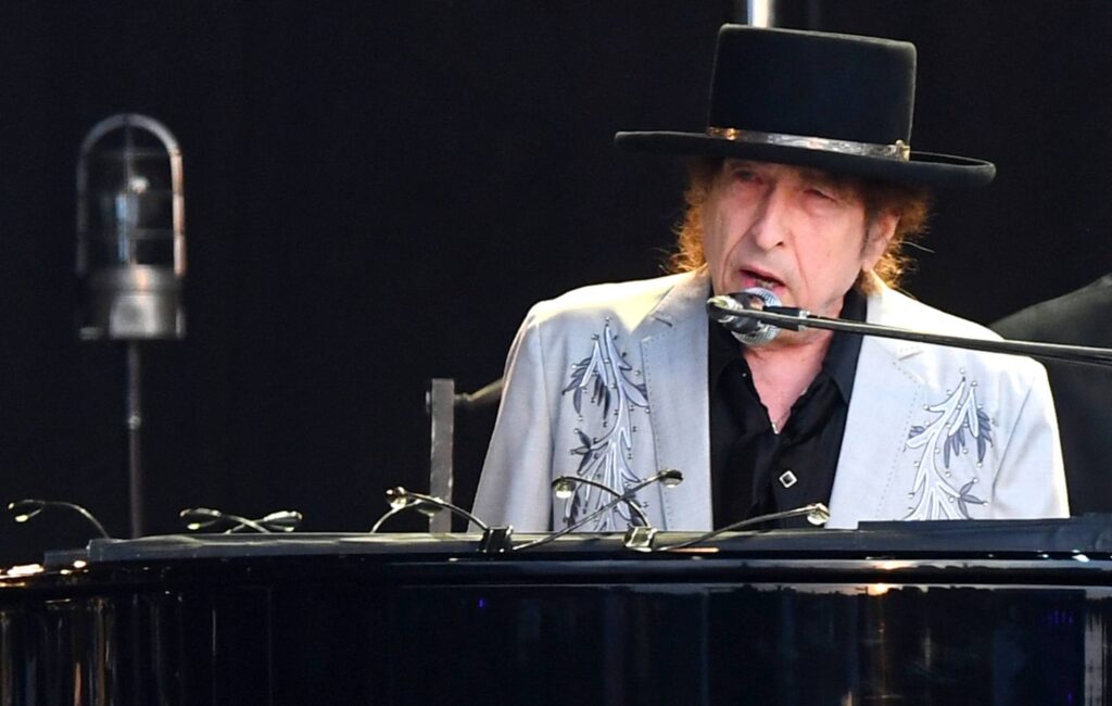 bob-dylan-sends-fans-on-treasure-hunt-by-secretly-releasing-cd-of-1973-studio-outtakes-in-record-stores-across-europe