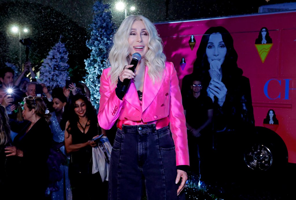cher-says-kelly-clarkson-‘aced’-her-cover-of-‘dj-play-a-christmas song’