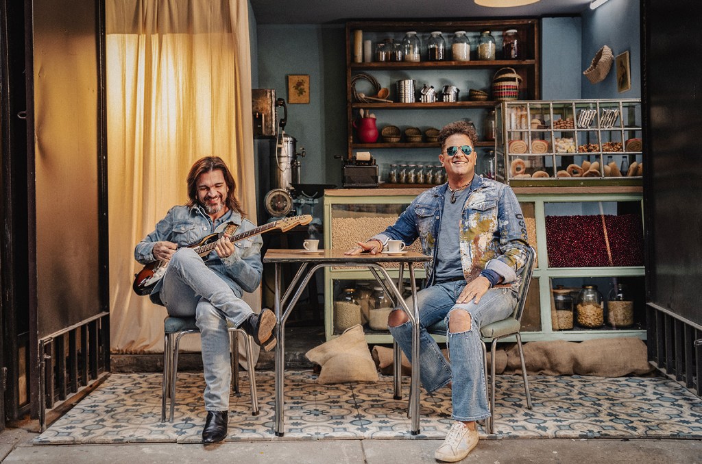 ‘las-mujeres’-takes-juanes-&-carlos-vives-to-the-summit-on-latin-pop-airplay chart