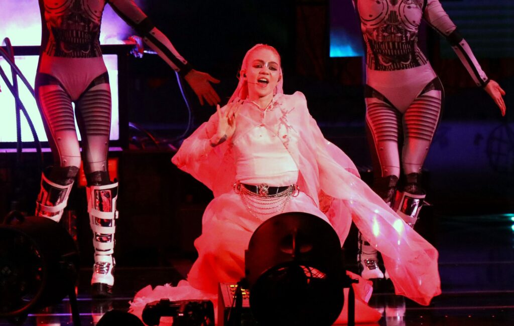 grimes-responds-to-critics-labelling-her-a-‘nazi’:-“i-am-happily-proud-of-white-culture-–-what-if-humans-just-love-each-other?”