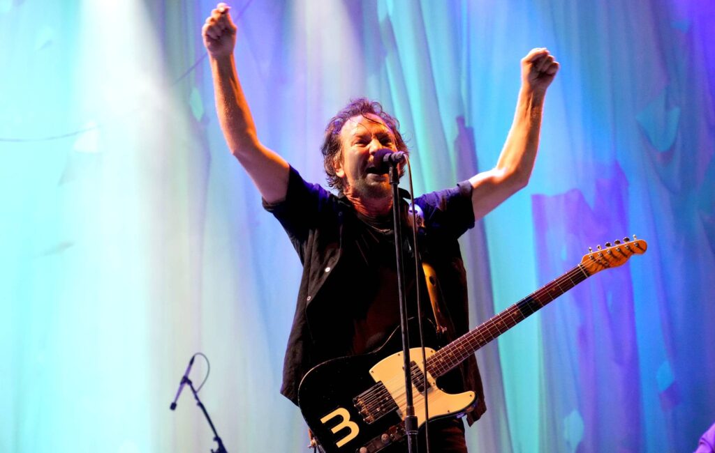 eddie-vedder-gifts-guitars-to-young-musicians-for-christmas