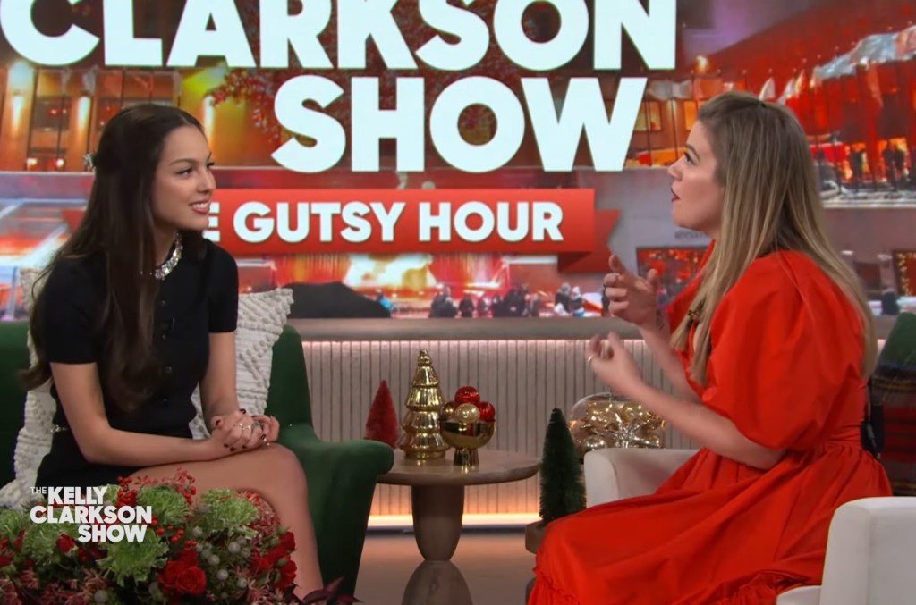 olivia-rodrigo-&-kelly-clarkson-gush-over-their-shared-‘hero’-alanis morissette