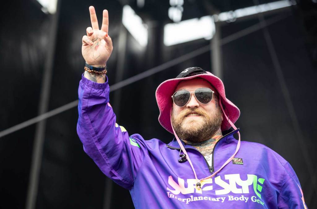 teddy-swims-adds-the-heat-to-taylor-swift’s-‘cruel summer’
