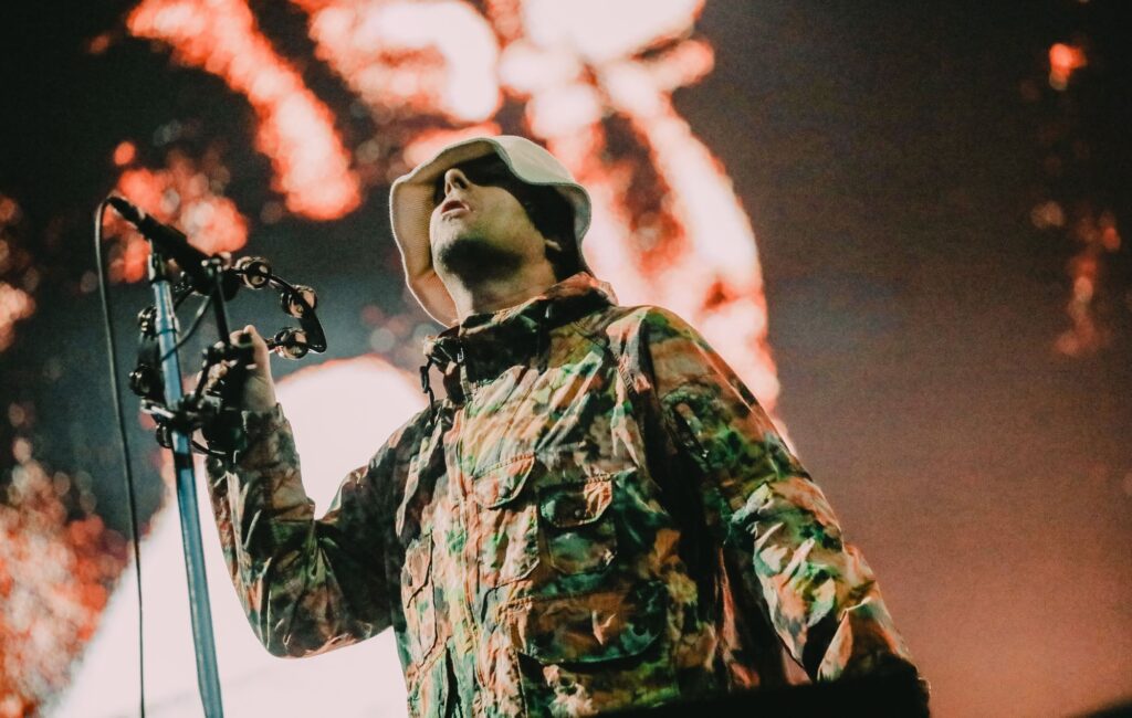 liam-gallagher-says-“no-one-wants-to-be-in-a-band”-anymore:-“it’s-all-‘me-me-me’-solo-stars”