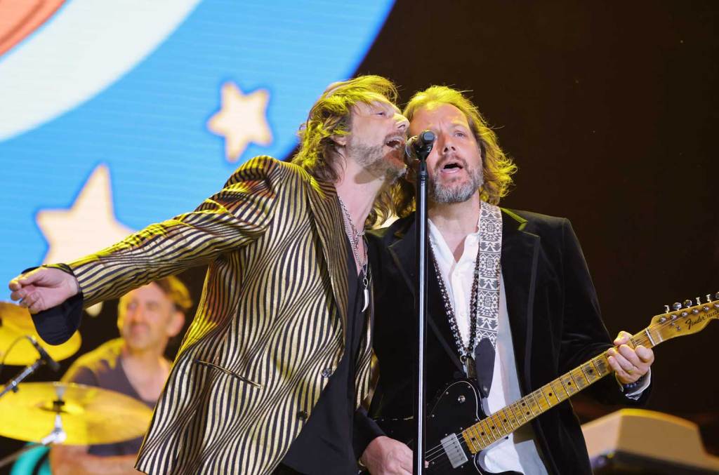 black-crowes-prepping-first-new-album-in-15-years,-‘happiness-bastards’