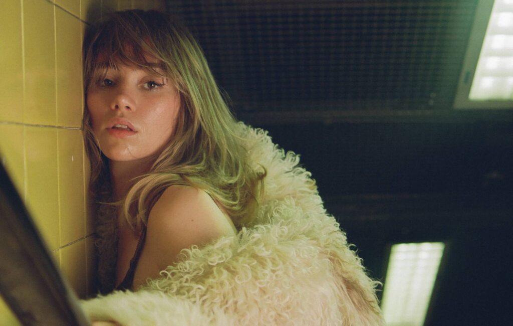suki-waterhouse-shares-striking-new-single-‘omg’