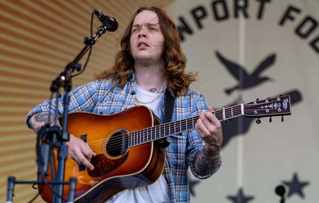 billy-strings-pens-song-for-fan-wanted-by-police-for-stealing-taylor-swift-poster