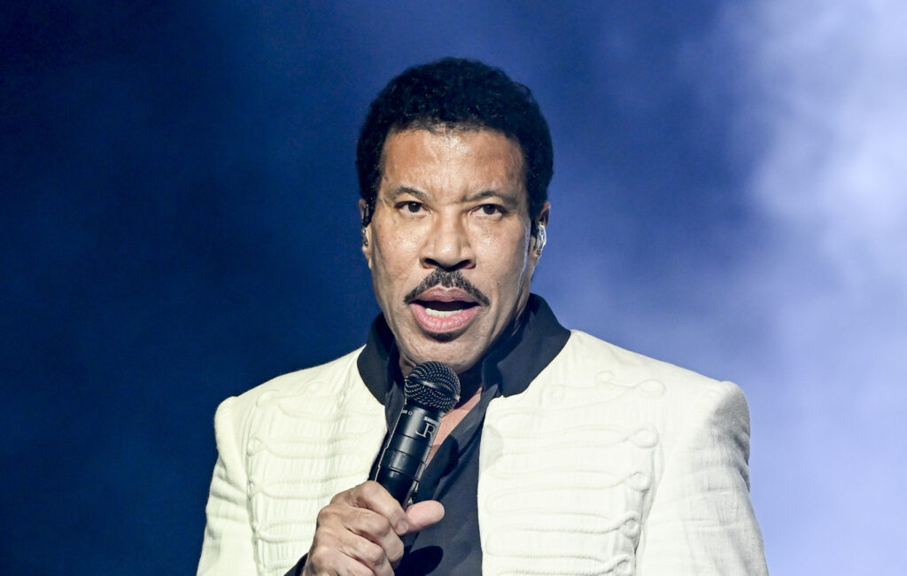 lionel-richie-announces-2024-us-tour-with-earth,-wind-&-fire