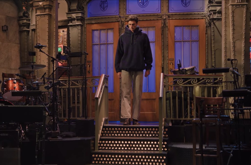 jacob-elordi-faces-his-fears-&-takes-his-first-steps-in-new-‘snl’-promo