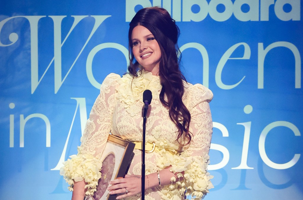 lana-del-rey-signs-publishing-deal-with umpg