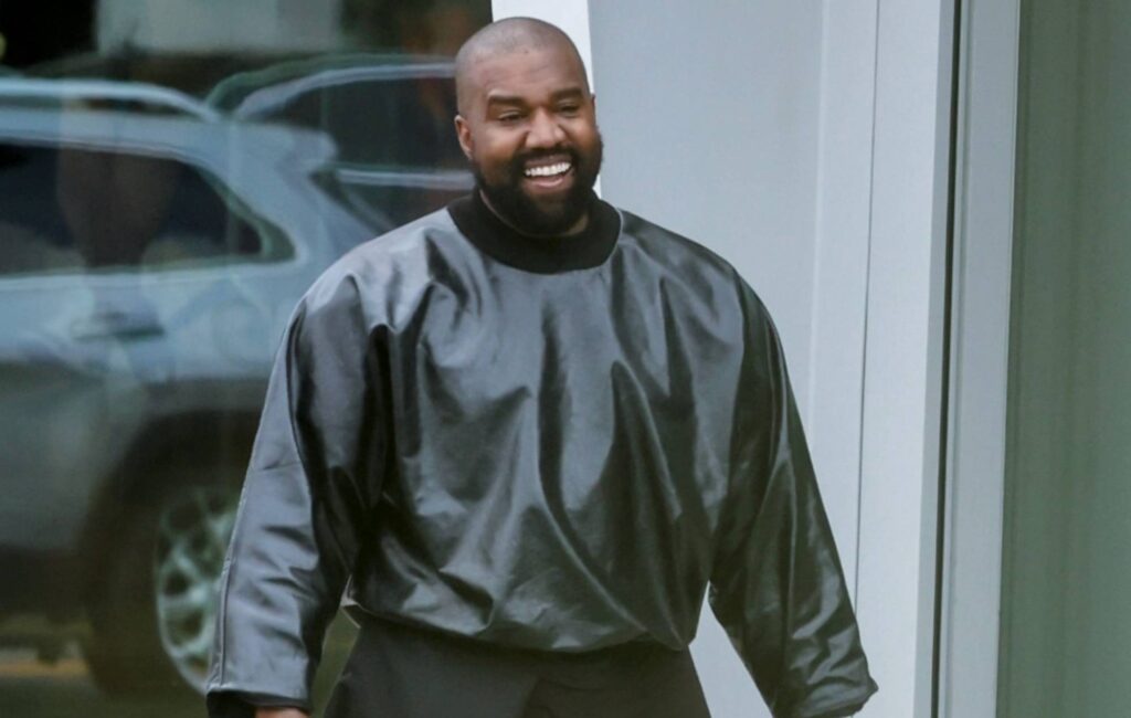 kanye-west-seems-to-have-replaced-all-his-teeth-with-titanium-dentures