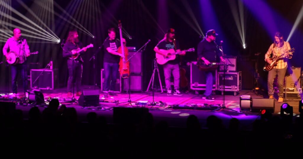 watch:-duane-betts-joins-greensky-bluegrass-for-the-allman-brothers-band’s-“ain’t-wastin’-time-no-more”