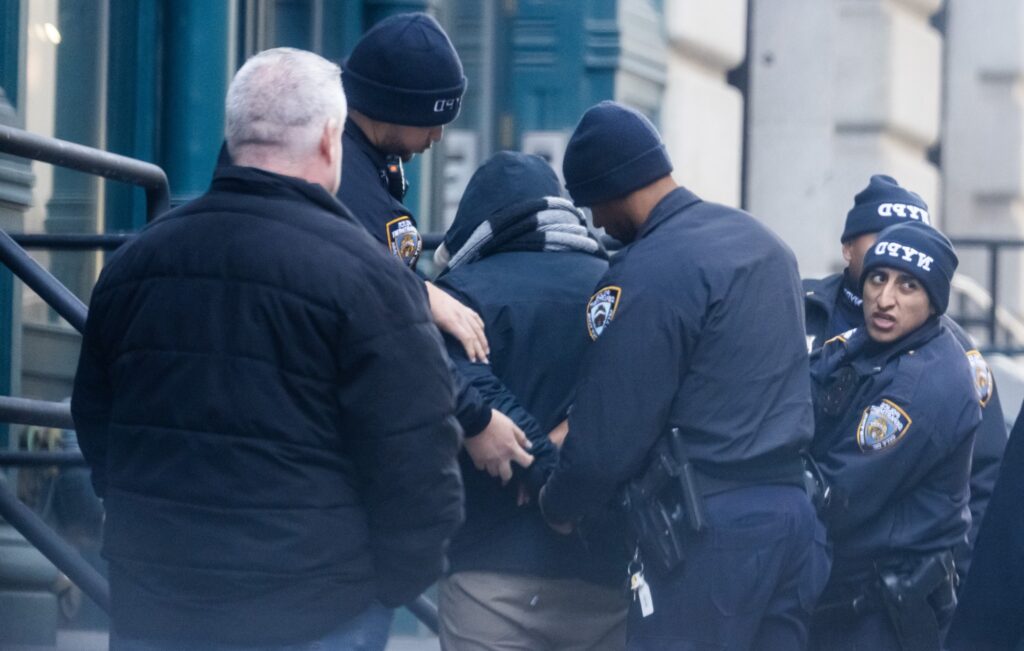 man-arrested-allegedly-trying-to-get-into-taylor-swift’s-home