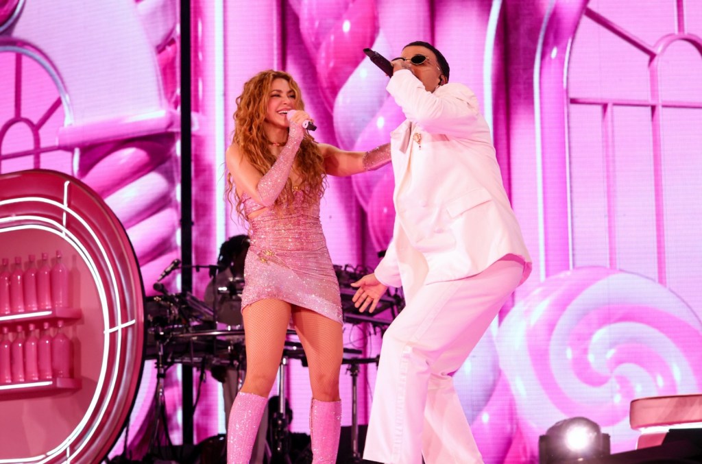 shakira-brings-star-power-to-metlife-stadium-with-pitbull,-rauw-alejandro-&-wyclef jean
