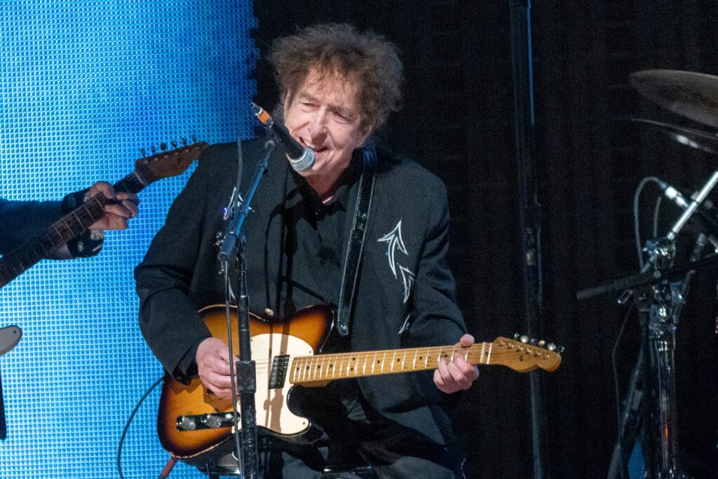 watch-bob-dylan-cover-the-pogues-at-outlaw-tour-opening:-set-list