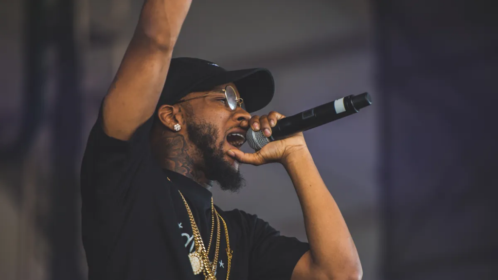 tory-lanez-remains-alive-after-being-stabbed-14-times-in-prison;-singer-battling-collapsed-lungs-in-hospital