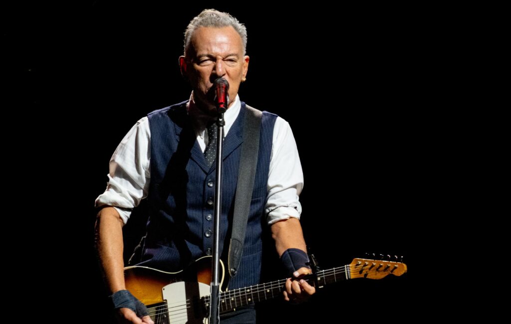 bruce-springsteen-takes-aim-at-trump-administration-once-again:-“they’re-persecuting-people-for-their-right-to-free-speech”