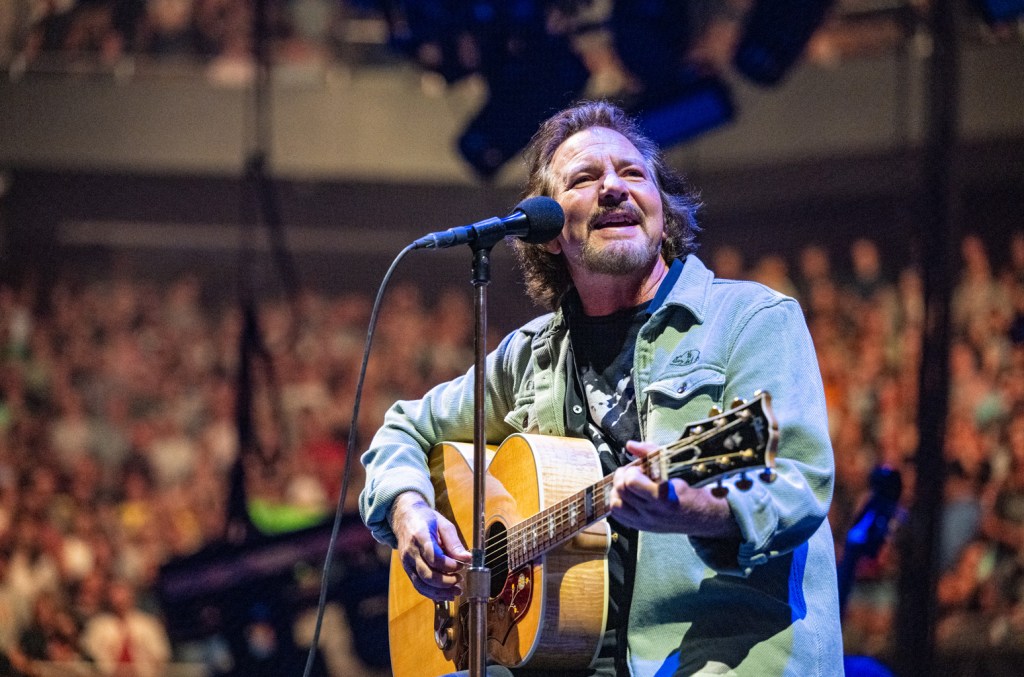 eddie-vedder-covers-springsteen’s-‘my-city-of-ruins’-after-trump clash