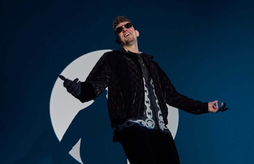 h3rmes-delivers-stunning-live-set-alongside-debut-single,-‘back-to-me’