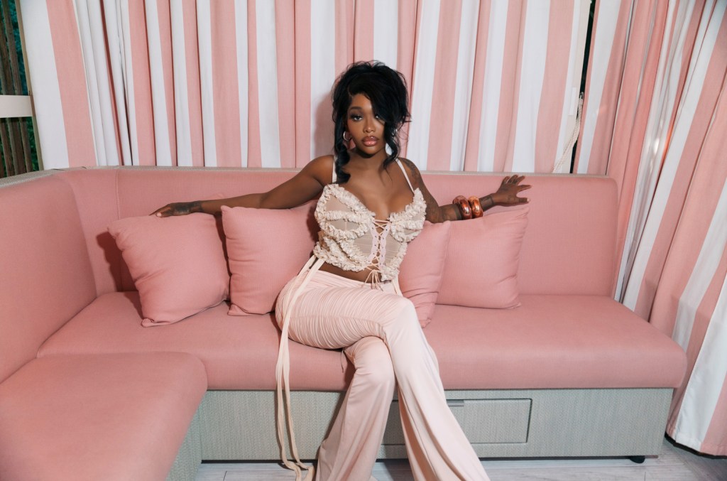 summer-walker’s-‘heart’-skips-to-no.-1-on-adult-r&b-airplay chart