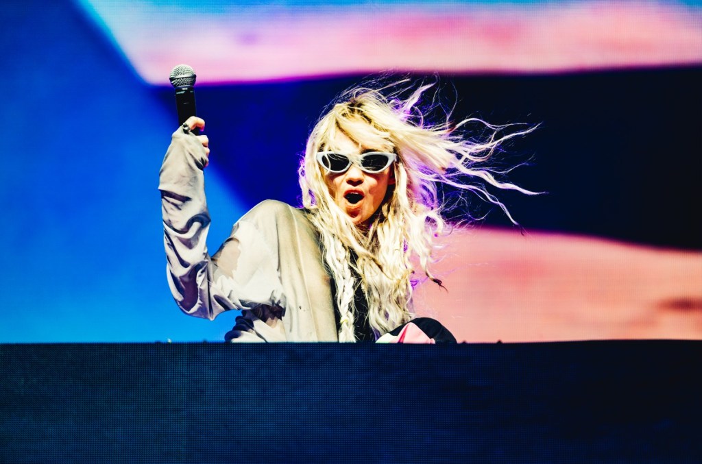 grimes-cancels-dc.-world-pride-appearance,-citing-‘family issues’