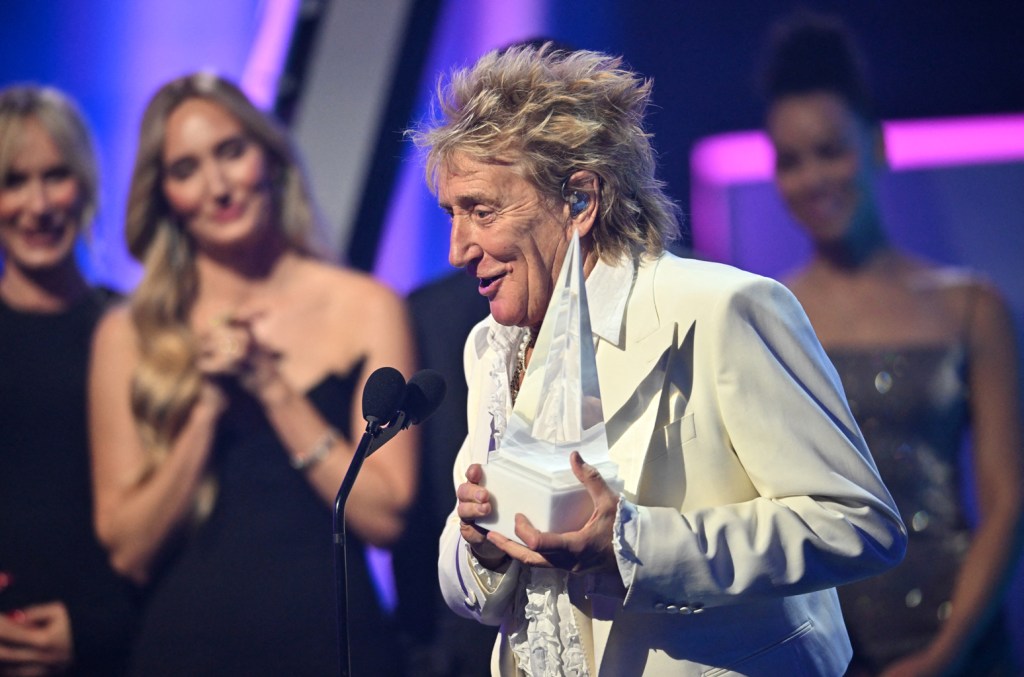 rod-stewart-collects-lifetime-achievement-award-&-closes-2025-amas-by-singing-‘forever young’