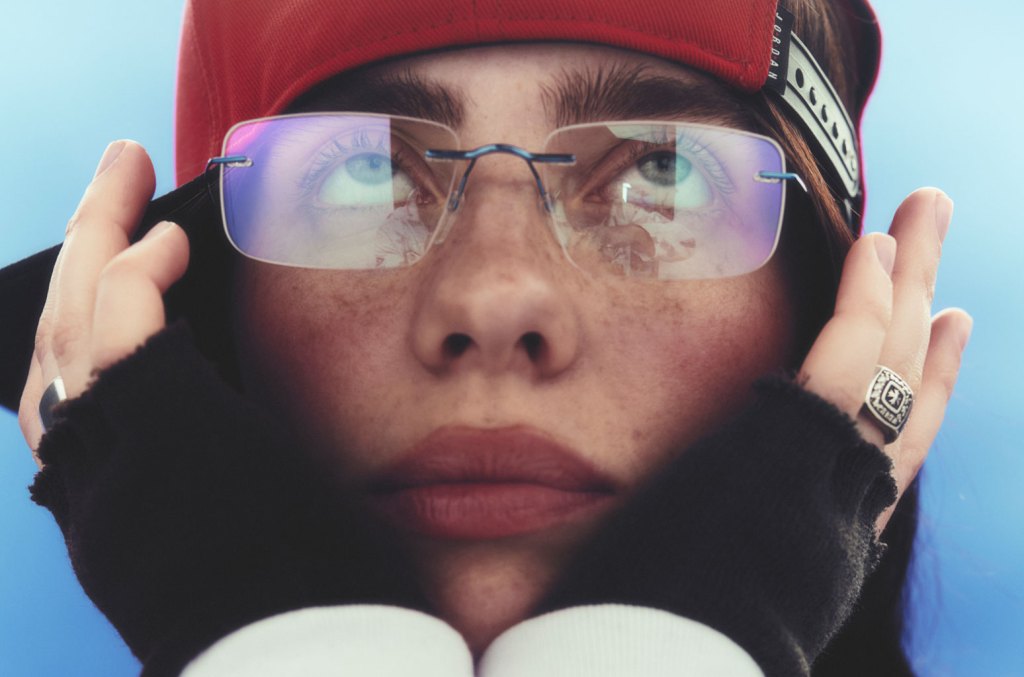 billie-eilish-thanks-her-fans-for-support-while-accepting-ama-for-artist-of-the year