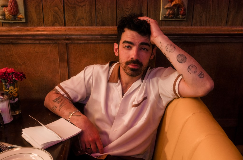 joe-jonas-releases-deluxe-‘music-for-people-who-believe-in-love’-edition-with-new-song,-three-live tracks