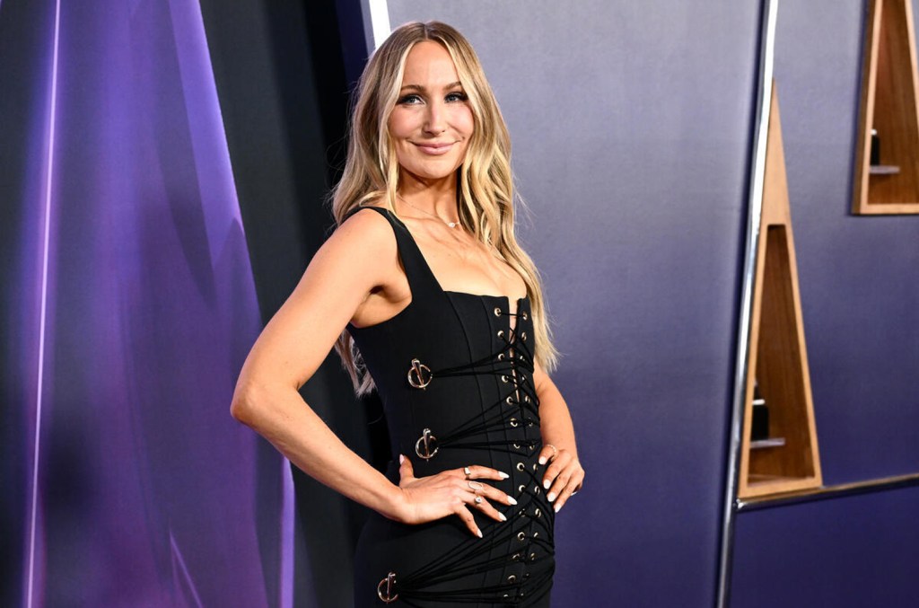 nikki-glaser-admits-she-was-‘clowning’-for-a-taylor-swift-announcement-at-the-2025 amas