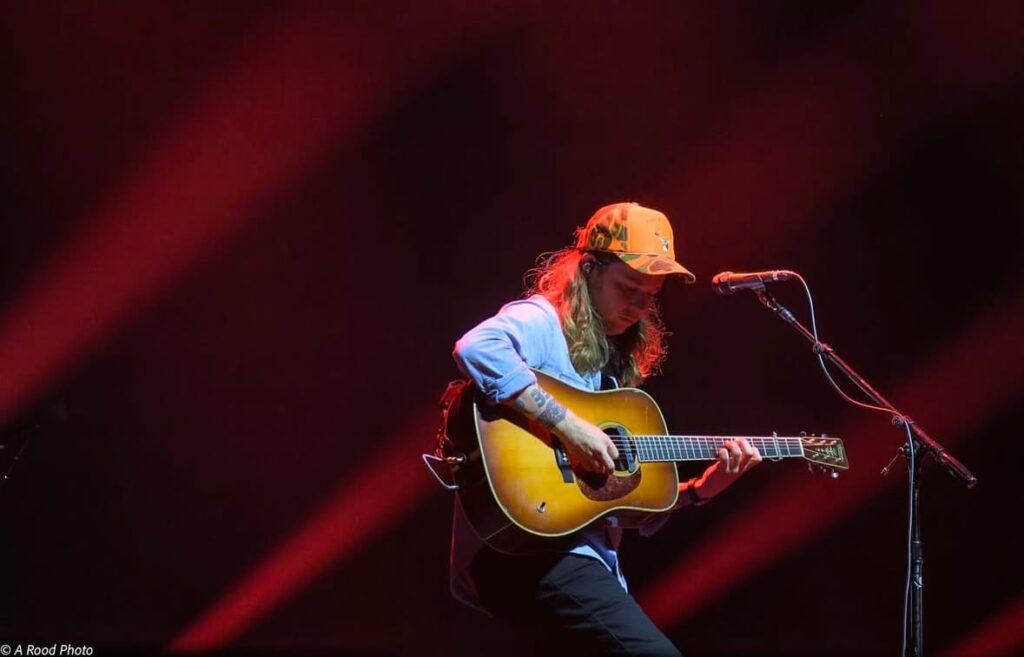billy-strings-welcomes-micah-nelson-on-“wild-horses,”-performs-“drifter’s-escape”-to-mark-bob-dylan’s-birthday