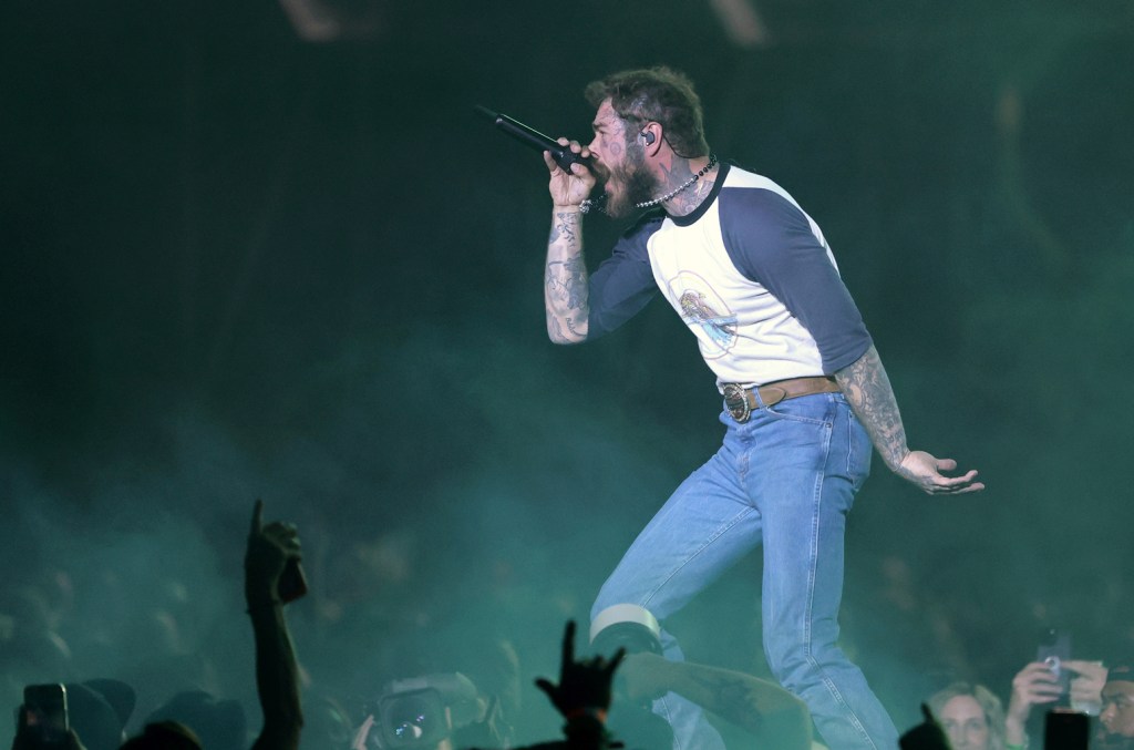 post-malone-brings-out-nba-legend-allen-iverson-for-‘white-iverson’-performance-in philadelphia