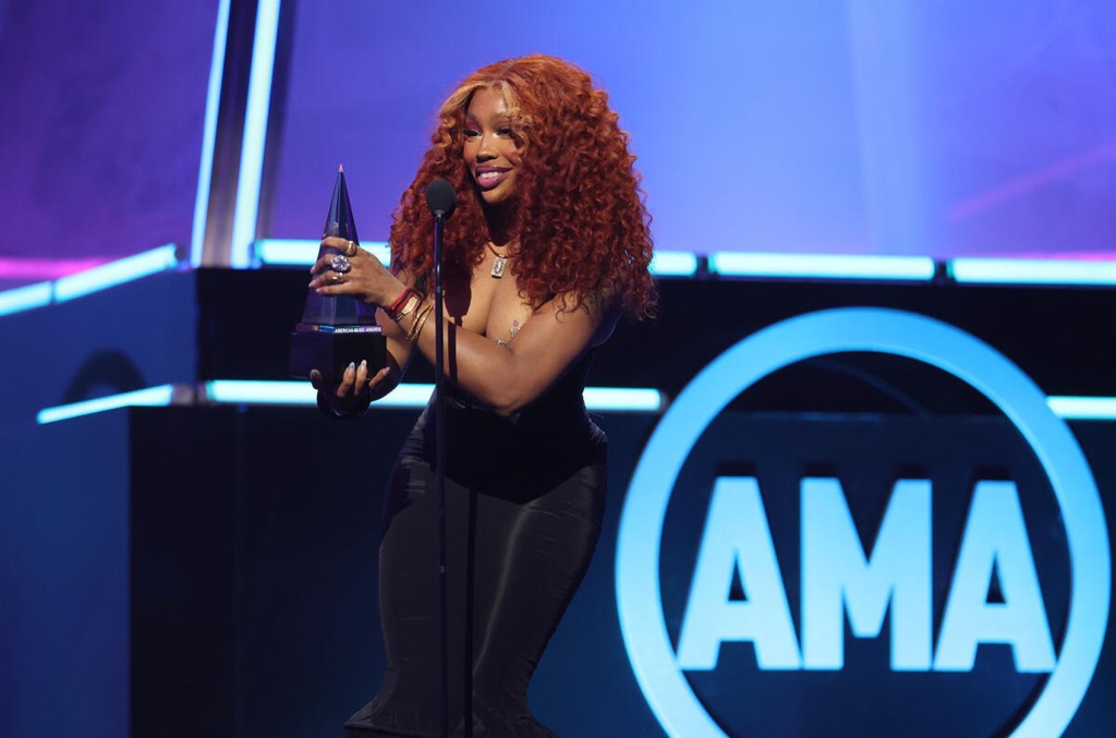 sza-celebrates-her-amas-victory-by-recreating-kim-kardashian’s-paper-magazine-cover pose