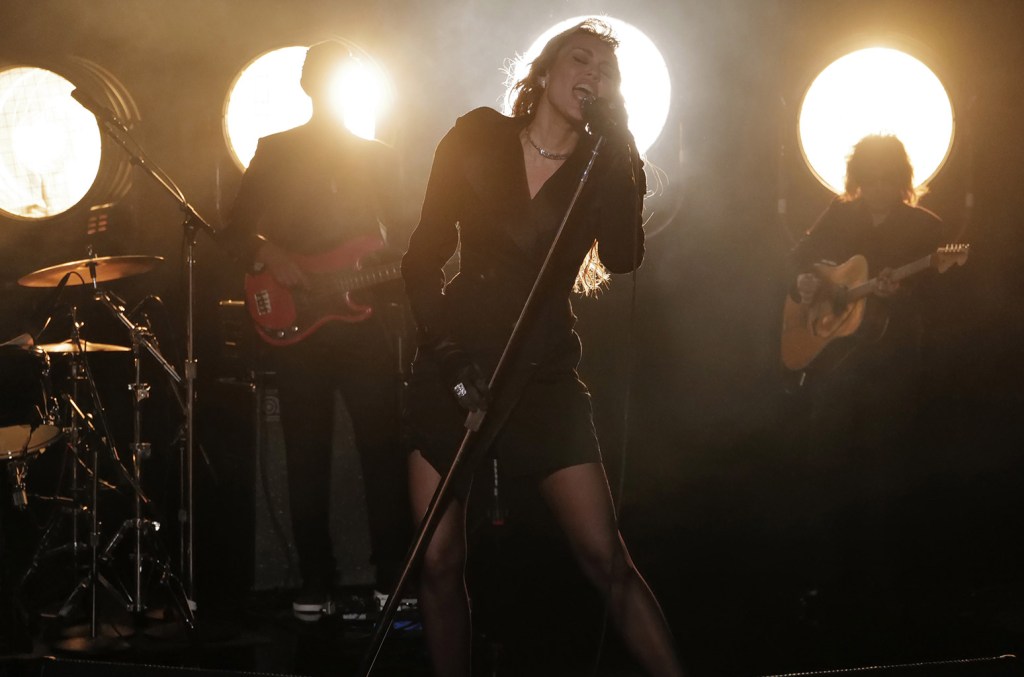 inside-miley-cyrus’-private-performance-at-chateau marmont