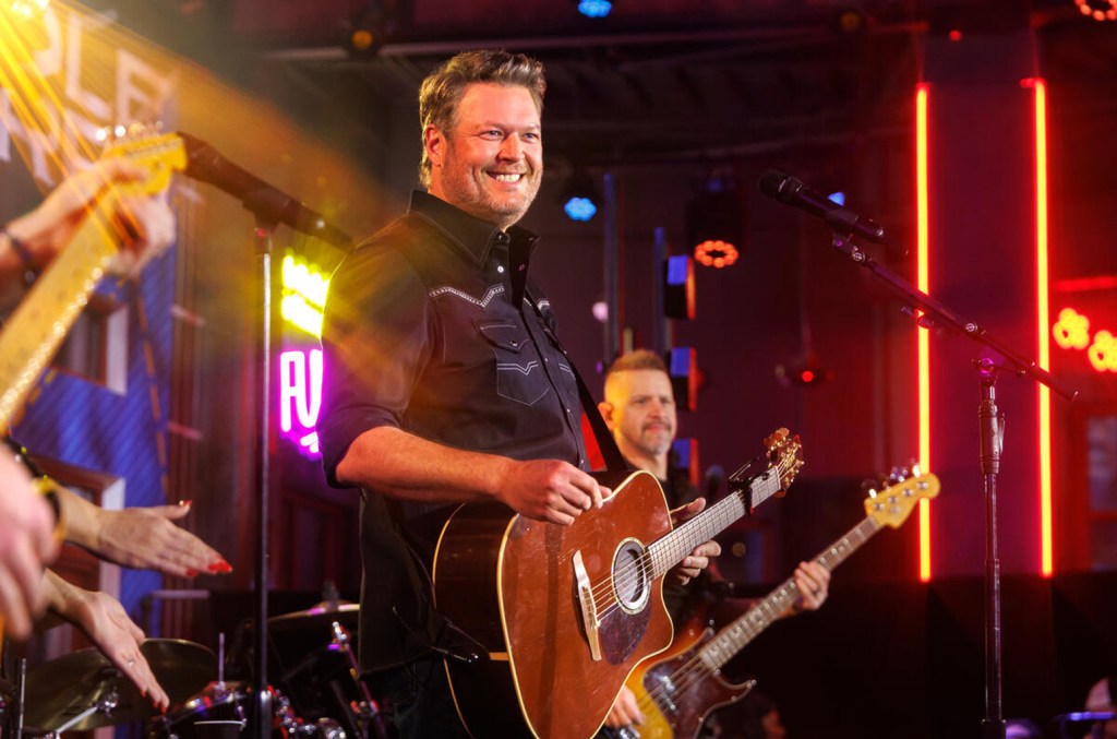 blake-shelton-reacts-to-gripes-about-him-and-gwen-stefani-not-performing-live-on-2025-american-music-awards:-‘really-nothing-else-to say’