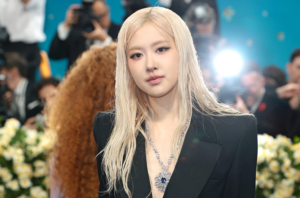 rose-of-blackpink-recalls-disguising-herself-as-an-old-lady-to-avoid-being-recognized-in public