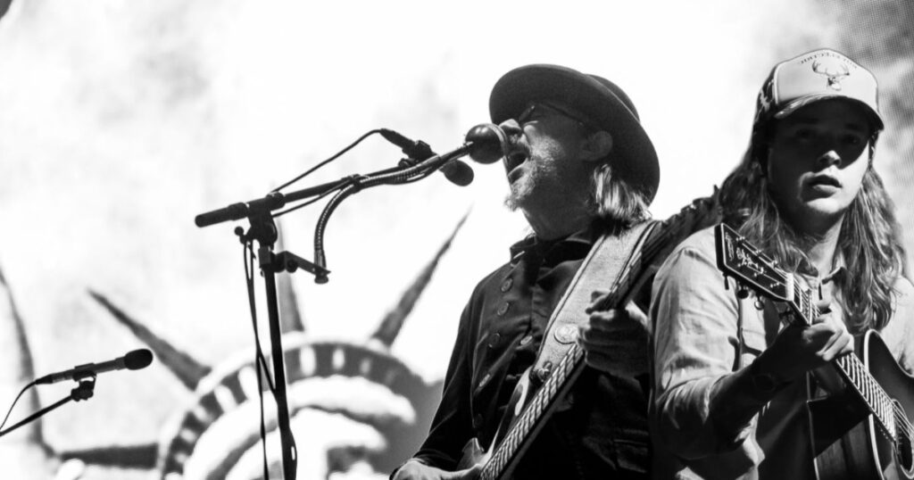 watch:-billy-strings-joins-primus-on-“wynona’s-big-brown-beaver”-in-grand-rapids