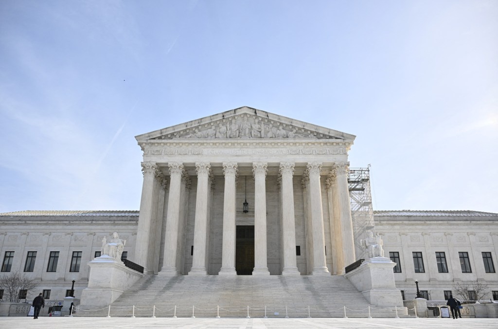 feds-urge-scotus-to-tackle-billion-dollar-music-lawsuit,-warning-people-could-lose-internet service