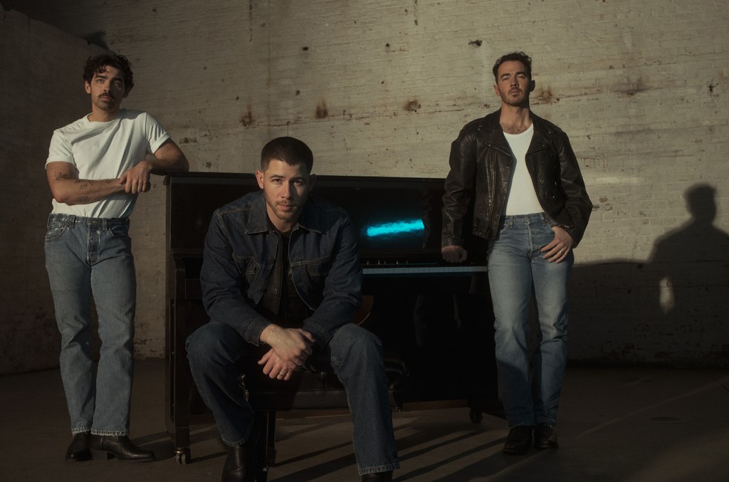 the-jonas-brothers-unveil-‘greetings-from-your-hometown’-cover-art-shot-in-native-new jersey