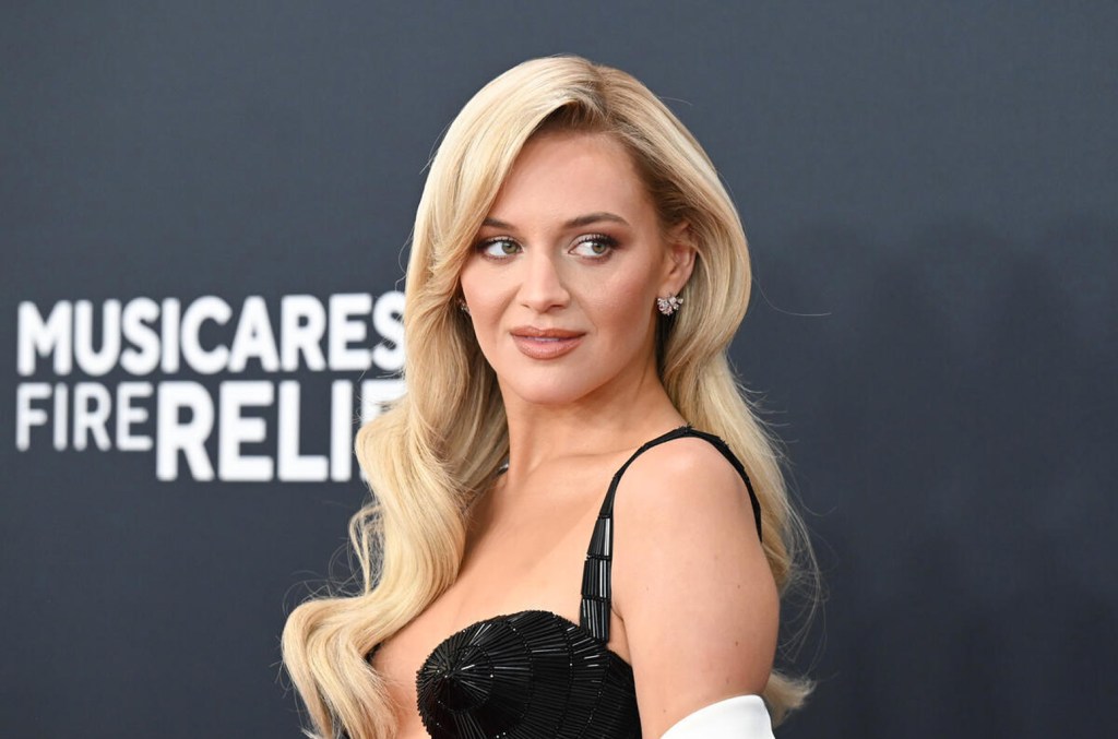 kelsea-ballerini-says-she’s-taking-a-break-after-her-tour-and-‘the voice’