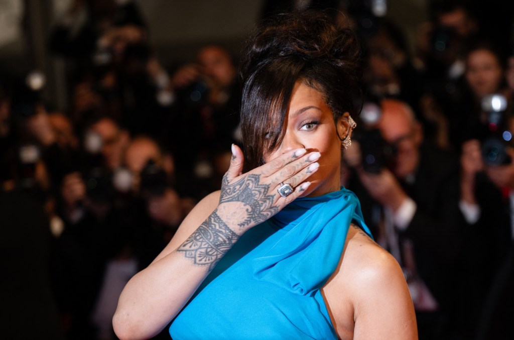 rihanna-reveals-how-she-hid-her-baby-bump-in-her-latest photoshoot