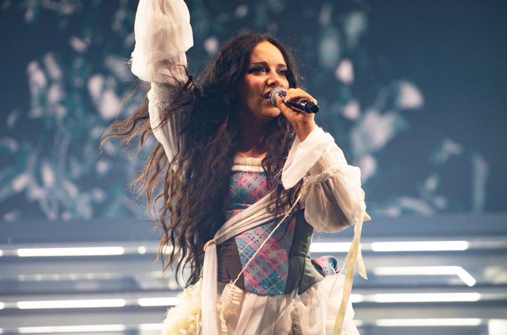 jade-thirlwall-leads-her-mighty-hoopla-crowd-in-an-anti-jk.-rowling chant