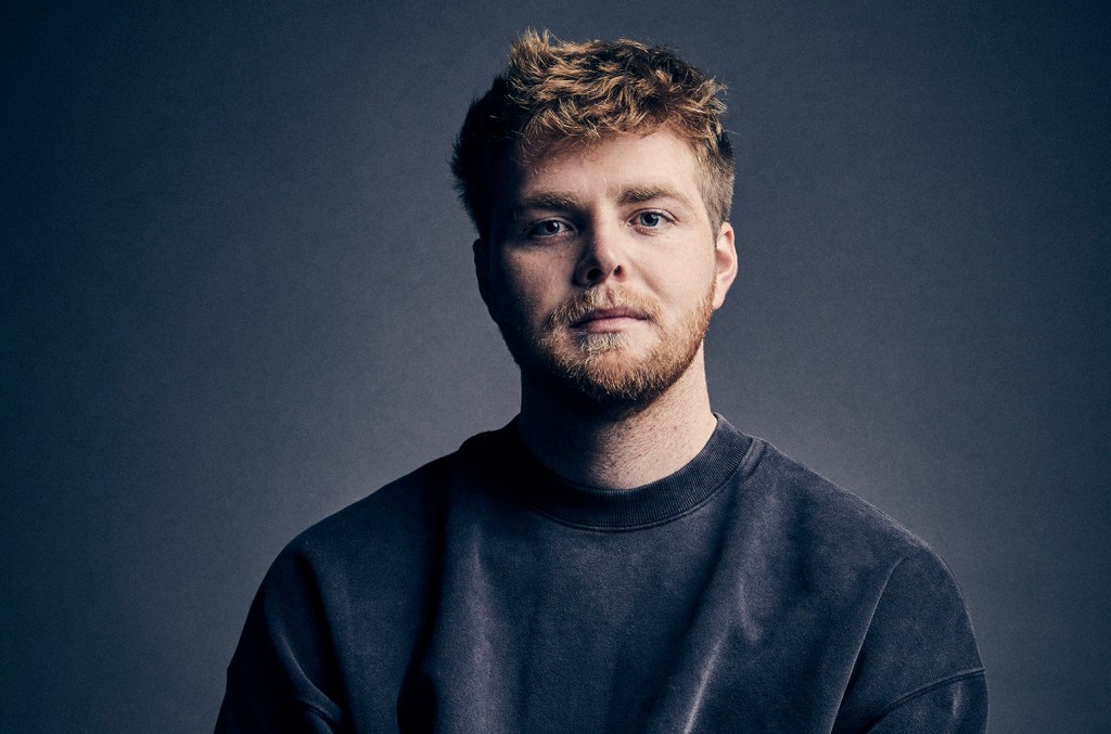 new-atop-the-hot-100,-alex-warren’s-‘ordinary’-continues-at-no.-1-on-billboard-global charts