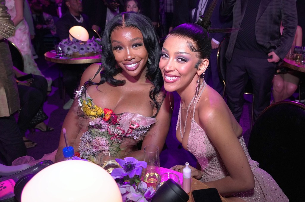 doja-cat-joins-sza-on-stage-to-perform-‘kiss-me-more’-at-grand-national tour